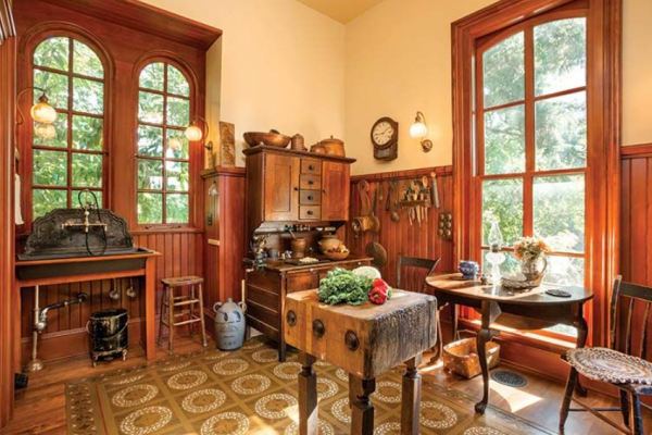 Dapur dengan perabotan kayu bergaya vintage